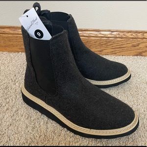 Universal Thread Dawn Chelsea boots.  Size 9.